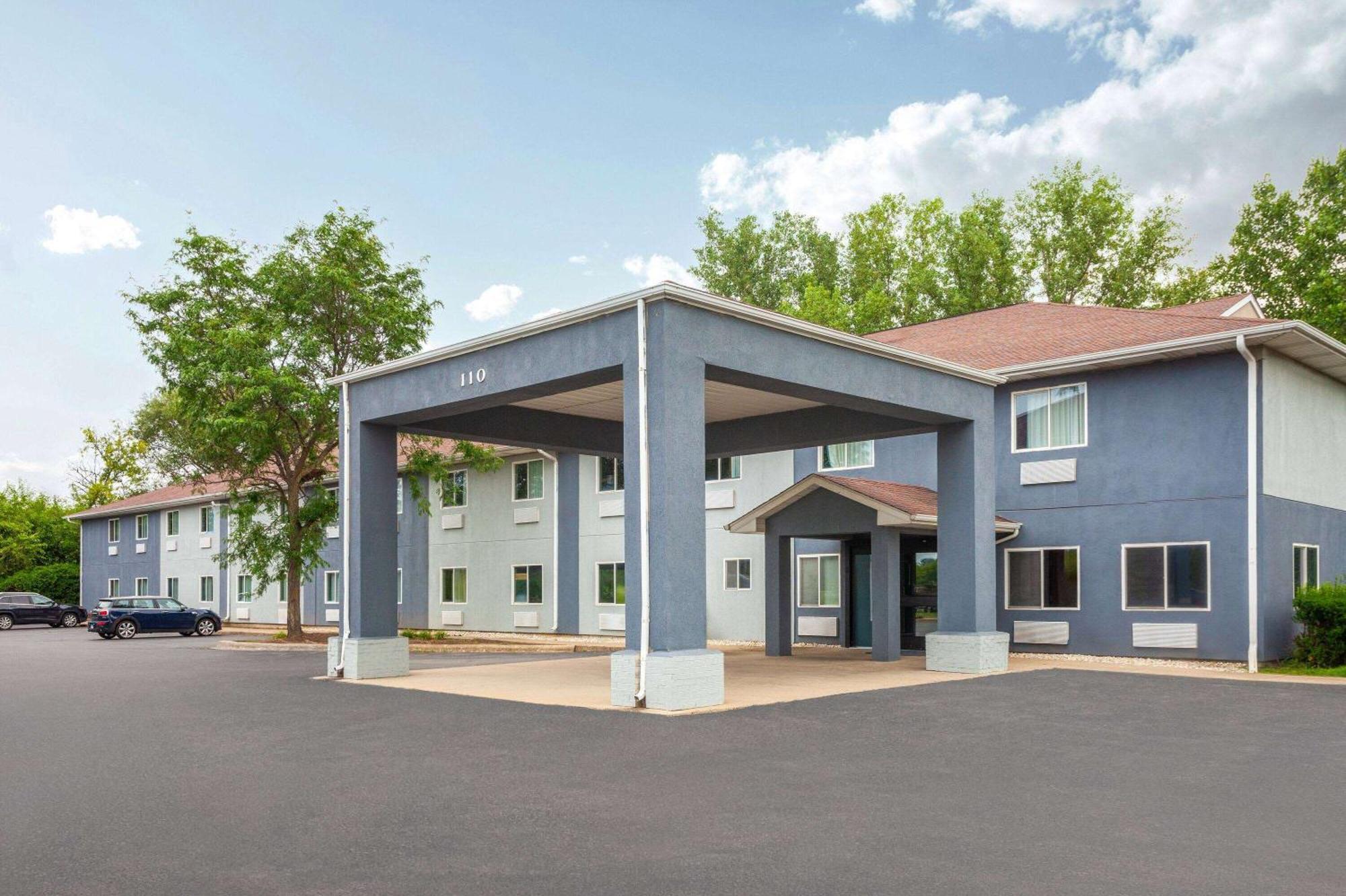 Super 8 By Wyndham Mchenry Fox Lake Area Zewnętrze zdjęcie