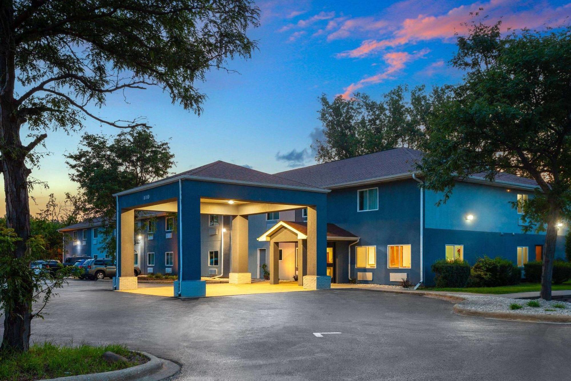 Super 8 By Wyndham Mchenry Fox Lake Area Zewnętrze zdjęcie